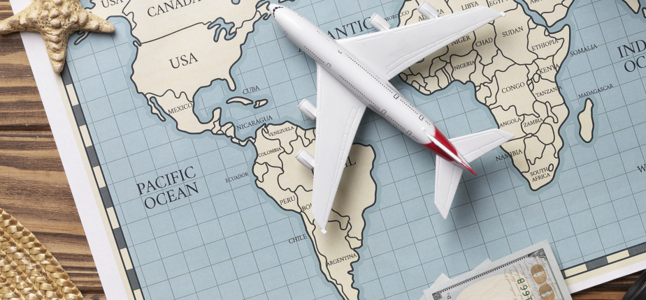 Imagen avión sobre mapa